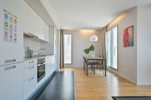 Full-size fridge, microwave, oven, stovetop - Lugaris Beach - Apartments (Barcelona)