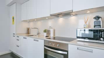 Full-sized fridge, microwave, oven, stovetop