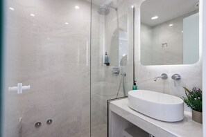 Comfort Double Room | Bathroom | Shower, free toiletries, hair dryer, towels - Margo Studios (Naxos)