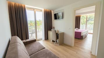 Traditionele suite, toegankelijk voor mindervaliden, balkon | Woonruimte | Flatscreentelevisie