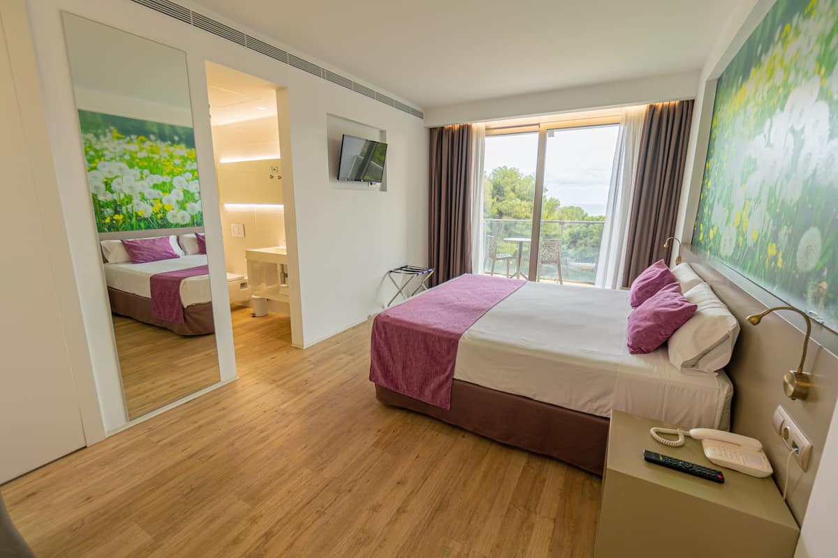 Junior Suite, Balcony (2 Adultos) | Minibar, in-room safe, desk, laptop workspace