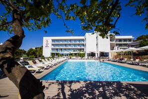 Utomhuspool och solstolar