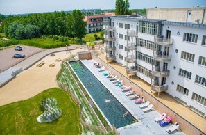 Una piscina al aire libre de temporada