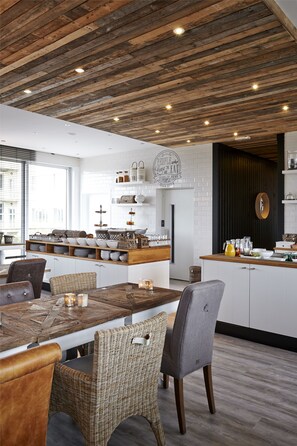 Desayuno buffet diario (EUR 20 por persona)