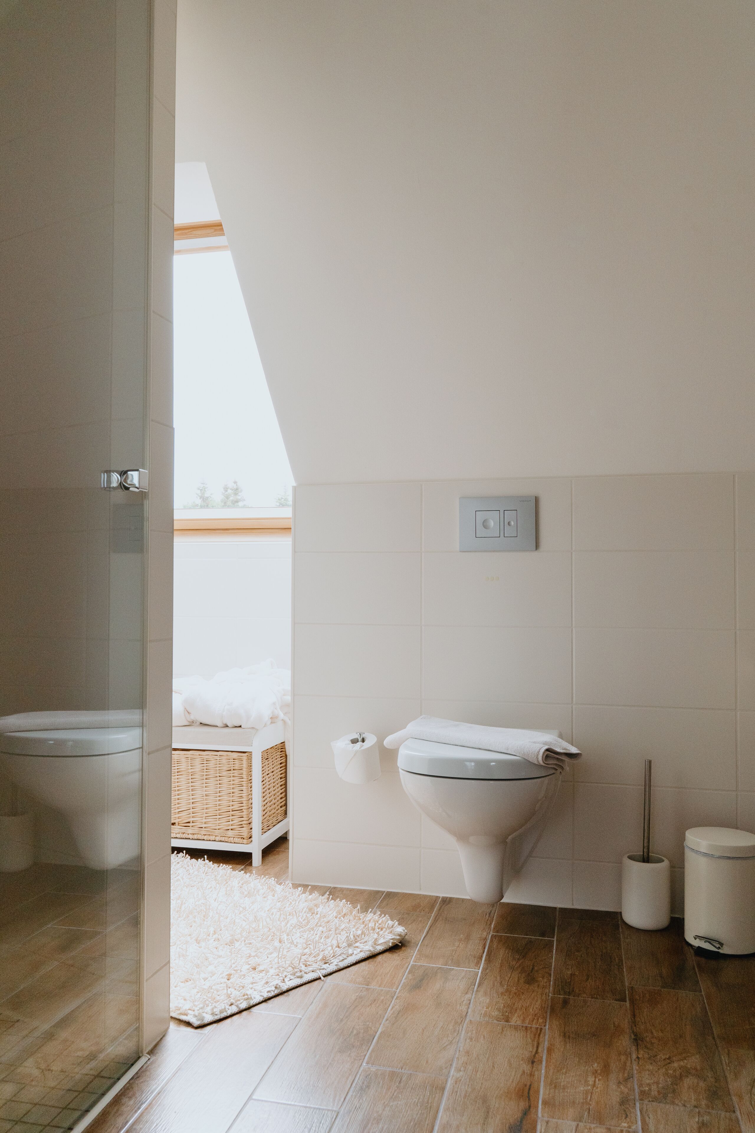 Ein modernes Badezimmer mit Duschkabine aus Glas, Toilette und Bidet.