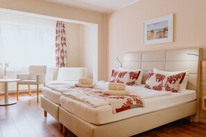 Escritorio, wifi gratis y ropa de cama