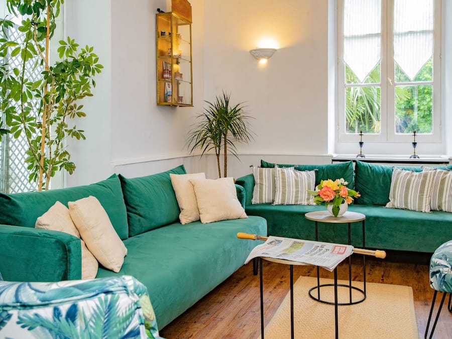 TV layar datar dan buku