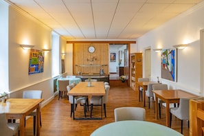 Daily continental breakfast for a fee - Hostellerie du Parc (Cambo-les-Bains)