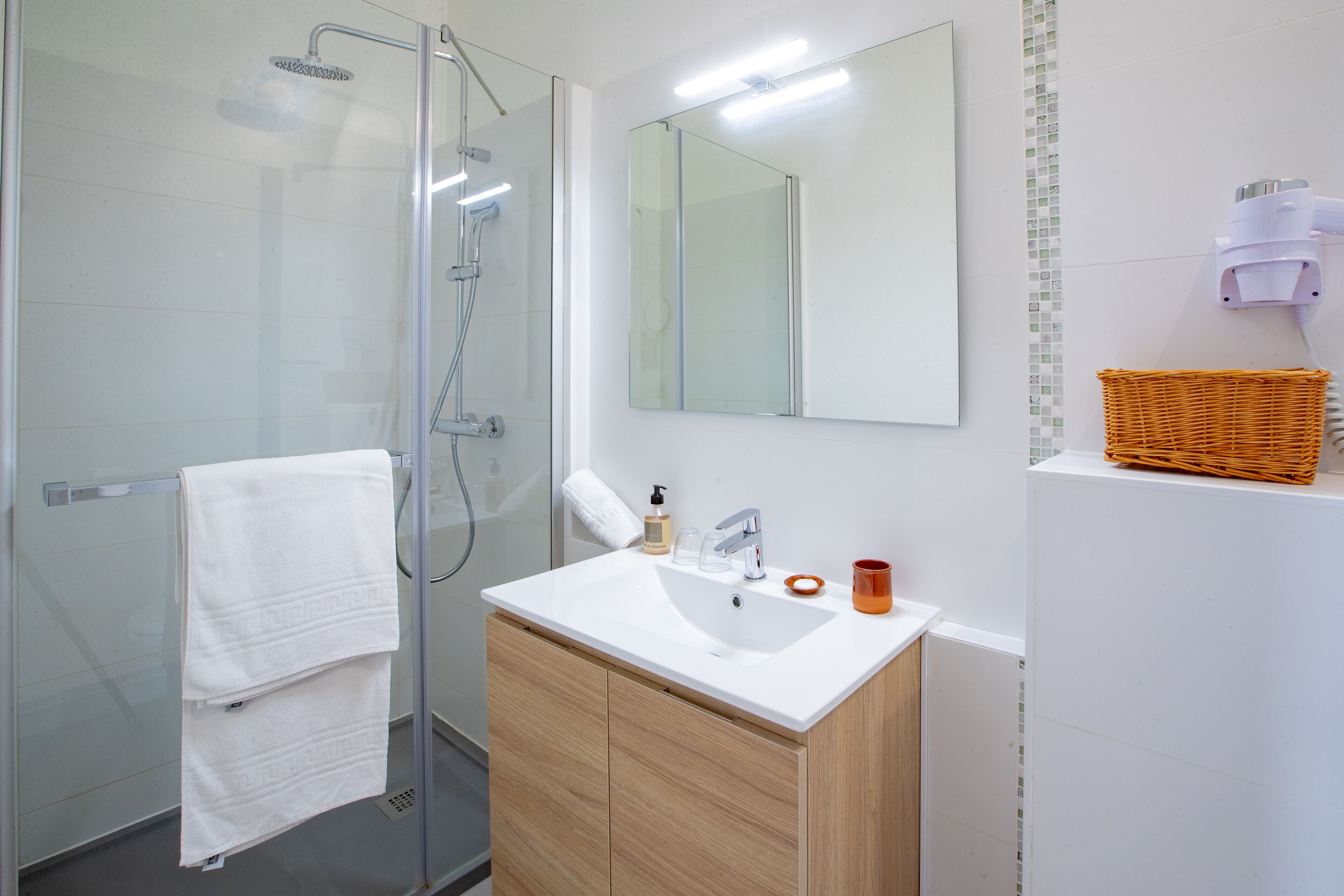 shower, free toiletries, hair dryer, towels