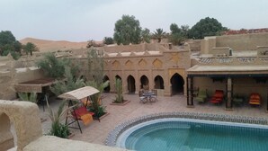 Outdoor pool, sun loungers - Kasbah Mohayut (Taouz)
