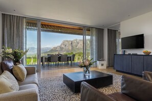 Villa, 2 soverom, fjellutsikt | Oppholdsområde | En 40-tommers Flatskjerm-TV med Parabol-TV samt TV og Netflix