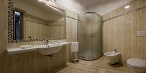Suihku, ilmaiset hygieniatuotteet, hiustenkuivaaja, bidee