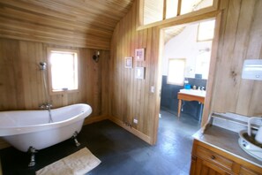 Double Room | Bathroom | Deep soaking tub, hair dryer, bidet