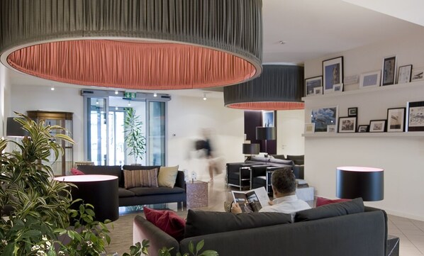 Lobby lounge