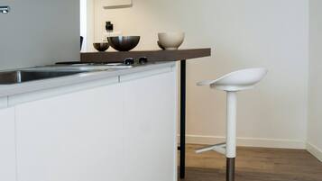 Habitación doble | Cocina privada | Refrigerador, parrilla de estufa, tetera eléctrica y tostadora