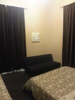 Bar mini, peti besi dalam bilik, dihias secara berasingan 