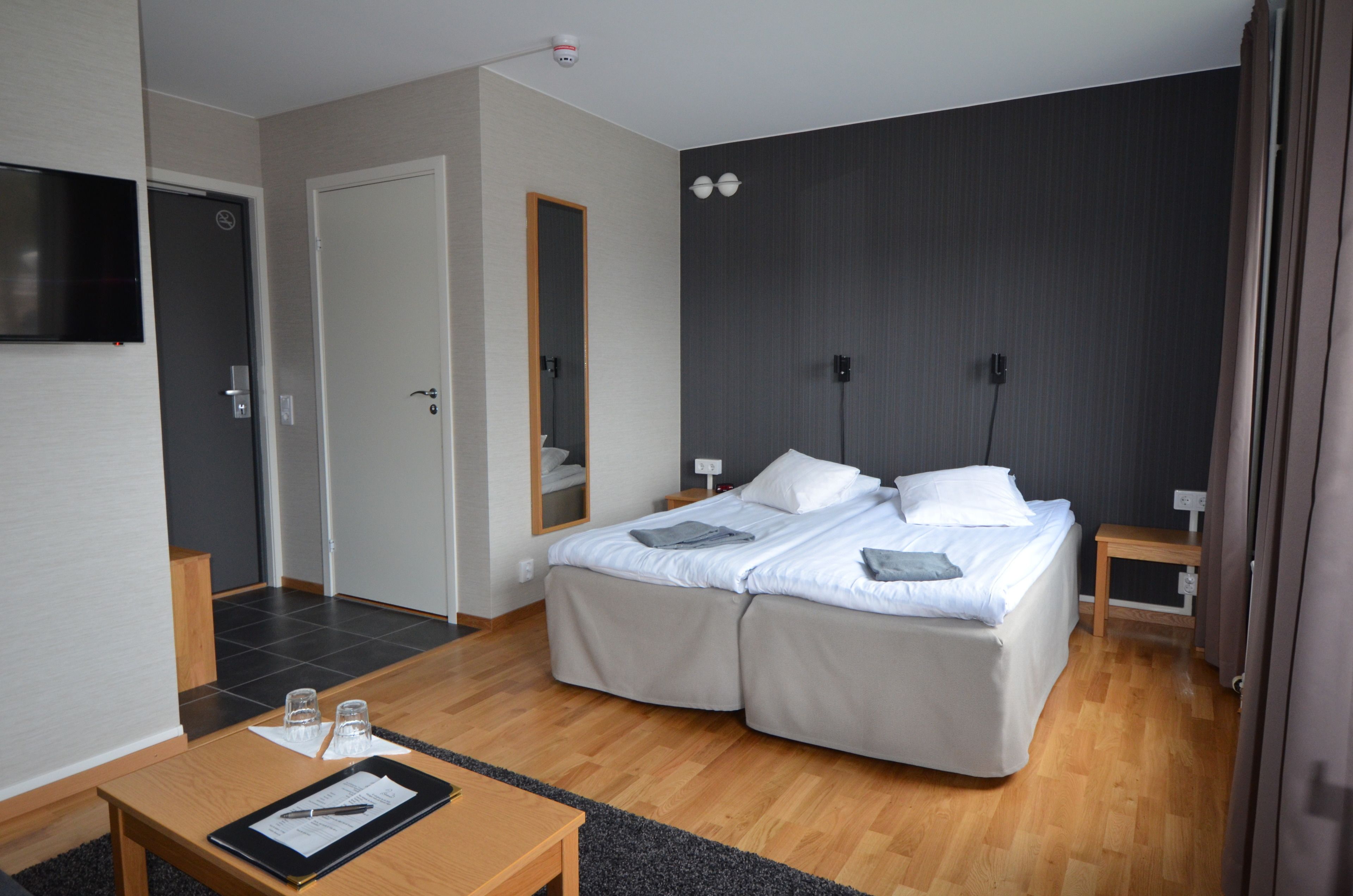 family room for four persons, ensuite (incl. two extra beds) | blackout curtains, iron/ironing board, cots/infant beds, free wifi