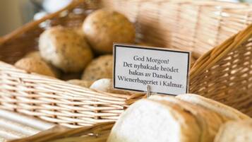 A wicker basket filled with bread and a sign with text in a foreign language.
