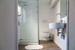 Leilighet, 2 soverom, terrasse | Bad | Dusj, regndusjhode, toalettartikler (inkludert) og hårføner