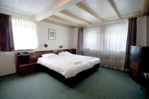 Skrivebord, barnesenger og ekstrasenger (mot et tillegg)