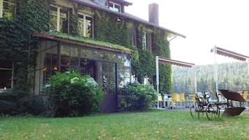 Vista frontal de la propiedad