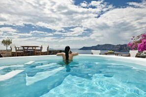 Piscine extérieure en saison, cabanas gratuites, parasols