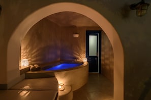 Outdoor spa tub - Anemomilos Hotel & Apartments (Santorini)