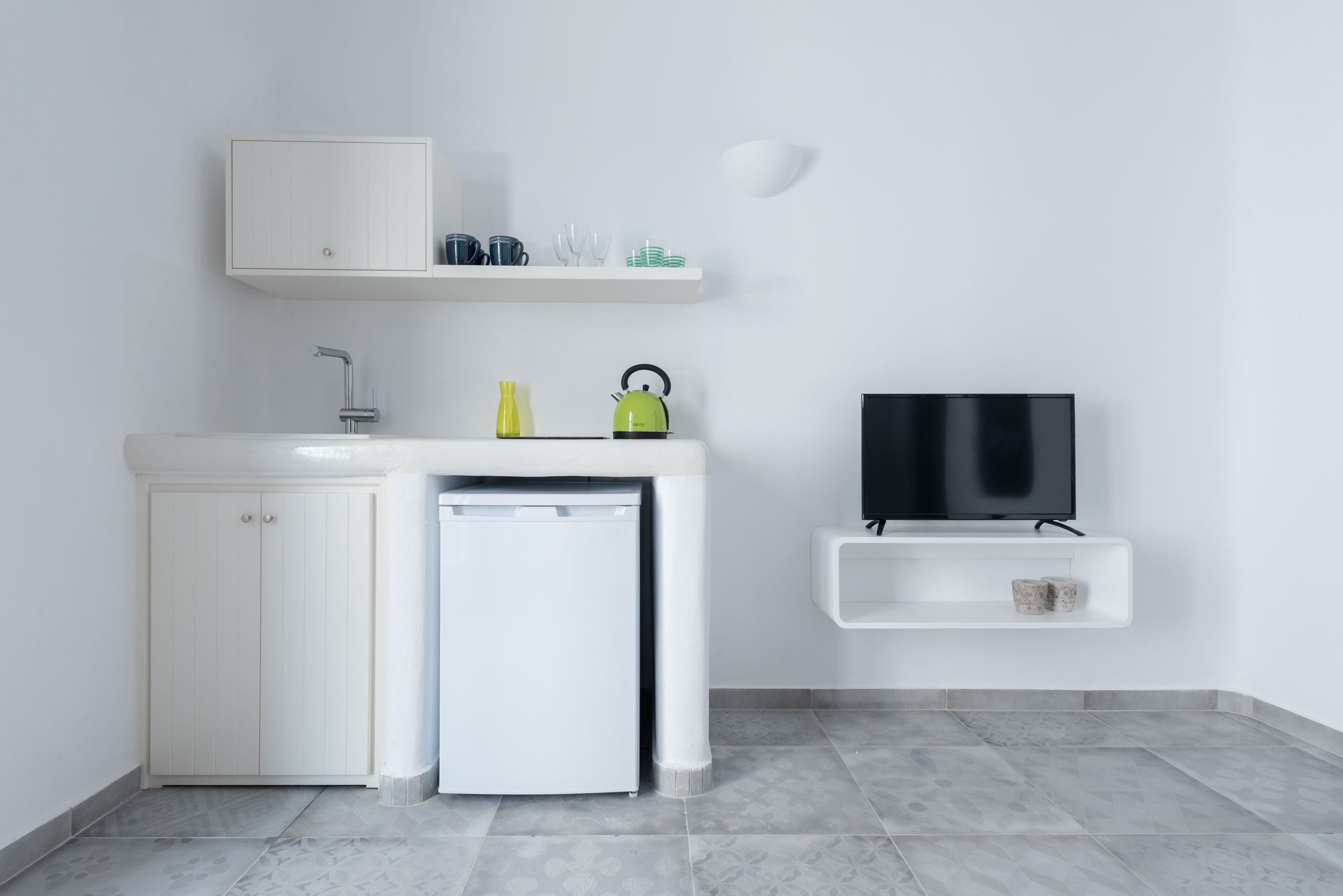 superior studio, hot tub | living area | 24-inch lcd tv with cable channels, tv