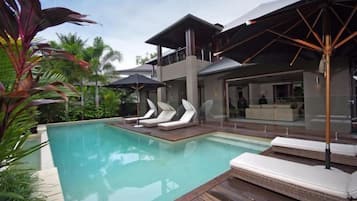 Hồ bơi ngoài trời