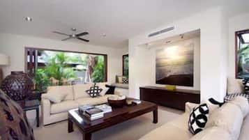 26 Beachfront Mirage- 5 Bedrooms | Área de sala de estar | Televisión de pantalla plana y reproductor de DVD