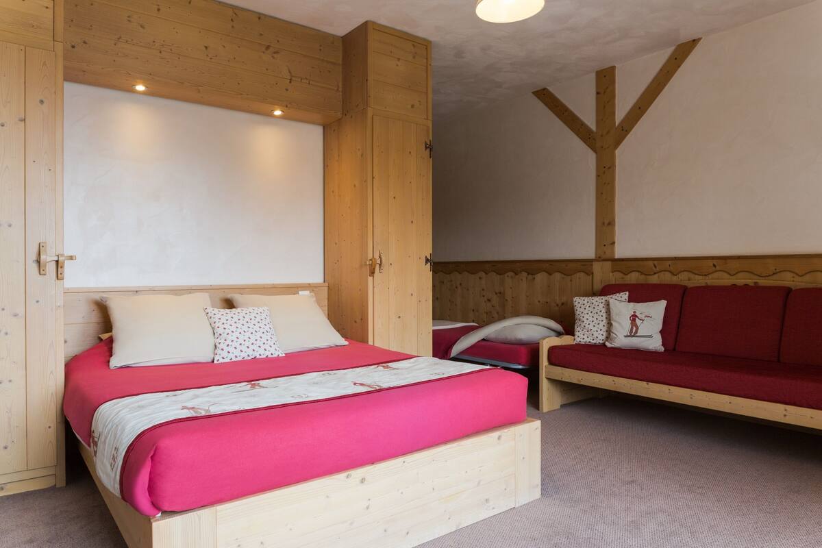 Superior Quadruple Room | Minibar, in-room safe, individually decorated, individually furnished