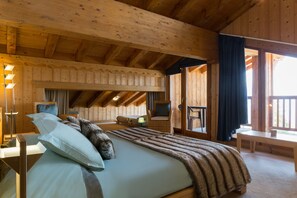Family Loft | Minibar, in-room safe, individually decorated, individually furnished