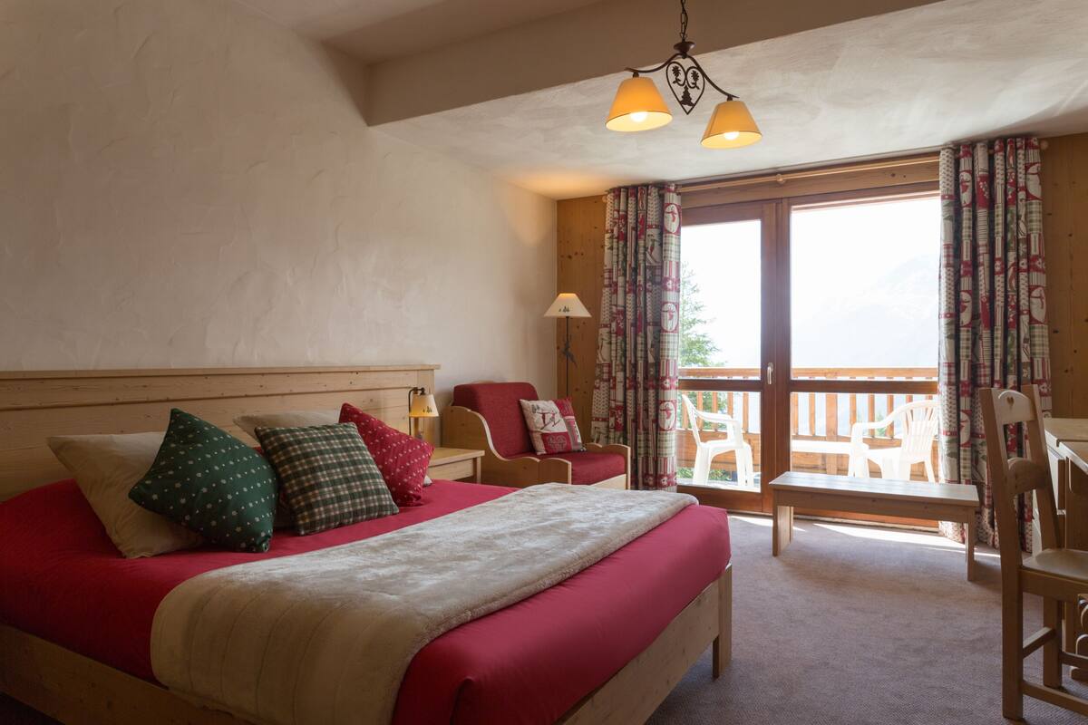Superior Triple Room | Minibar, in-room safe, individually decorated, individually furnished