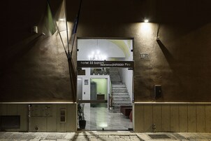 A Hotel 33 Baroni bejárata, amelyhez egy lépcső vezet az épület belsejébe.