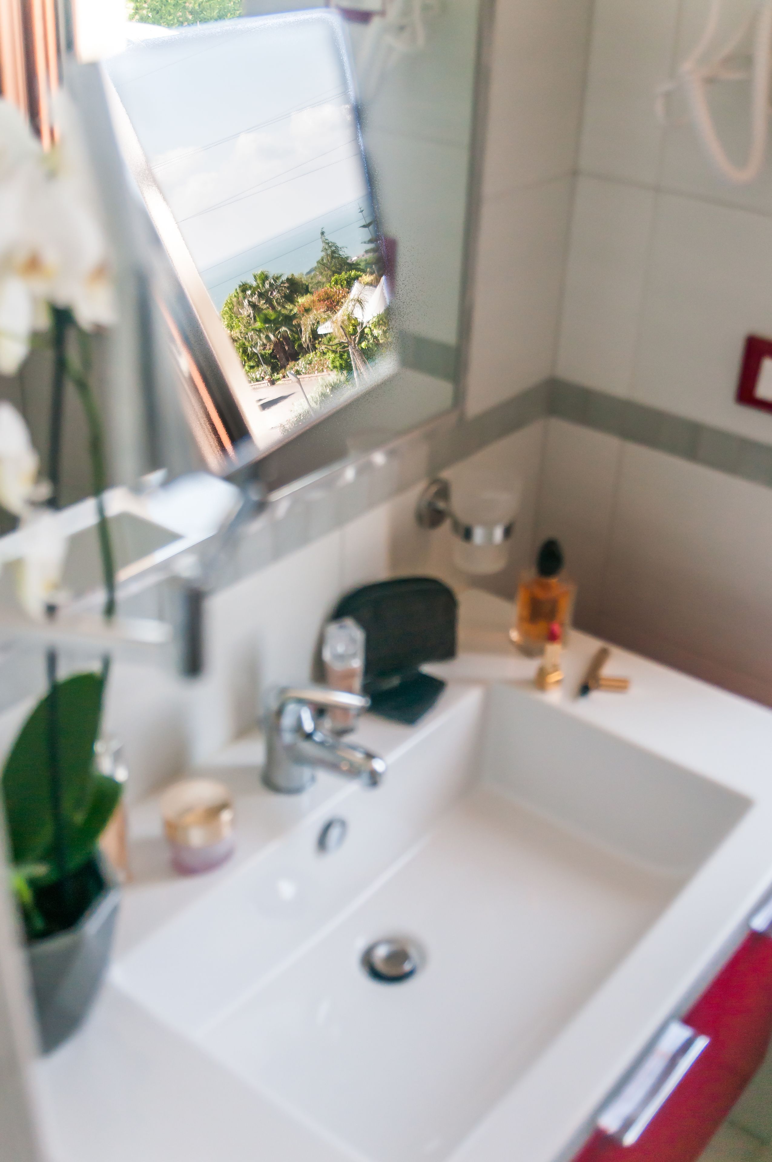 standard double room | bathroom | shower, rainfall showerhead, free toiletries, hair dryer