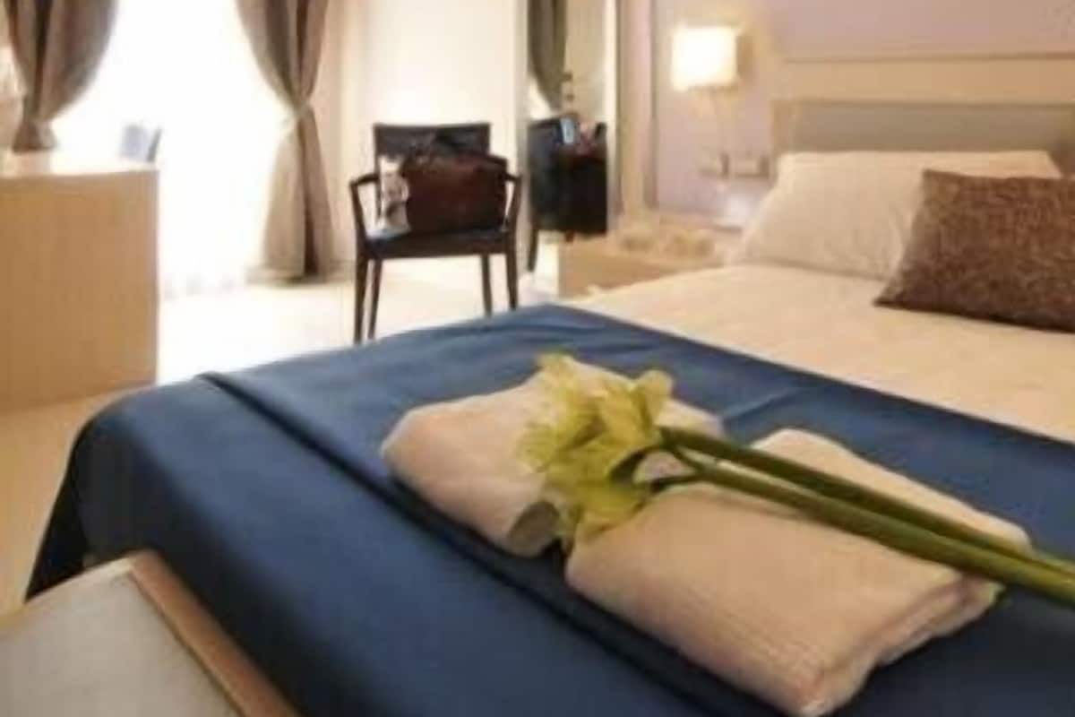 Hypo-allergenic bedding, minibar, in-room safe, desk