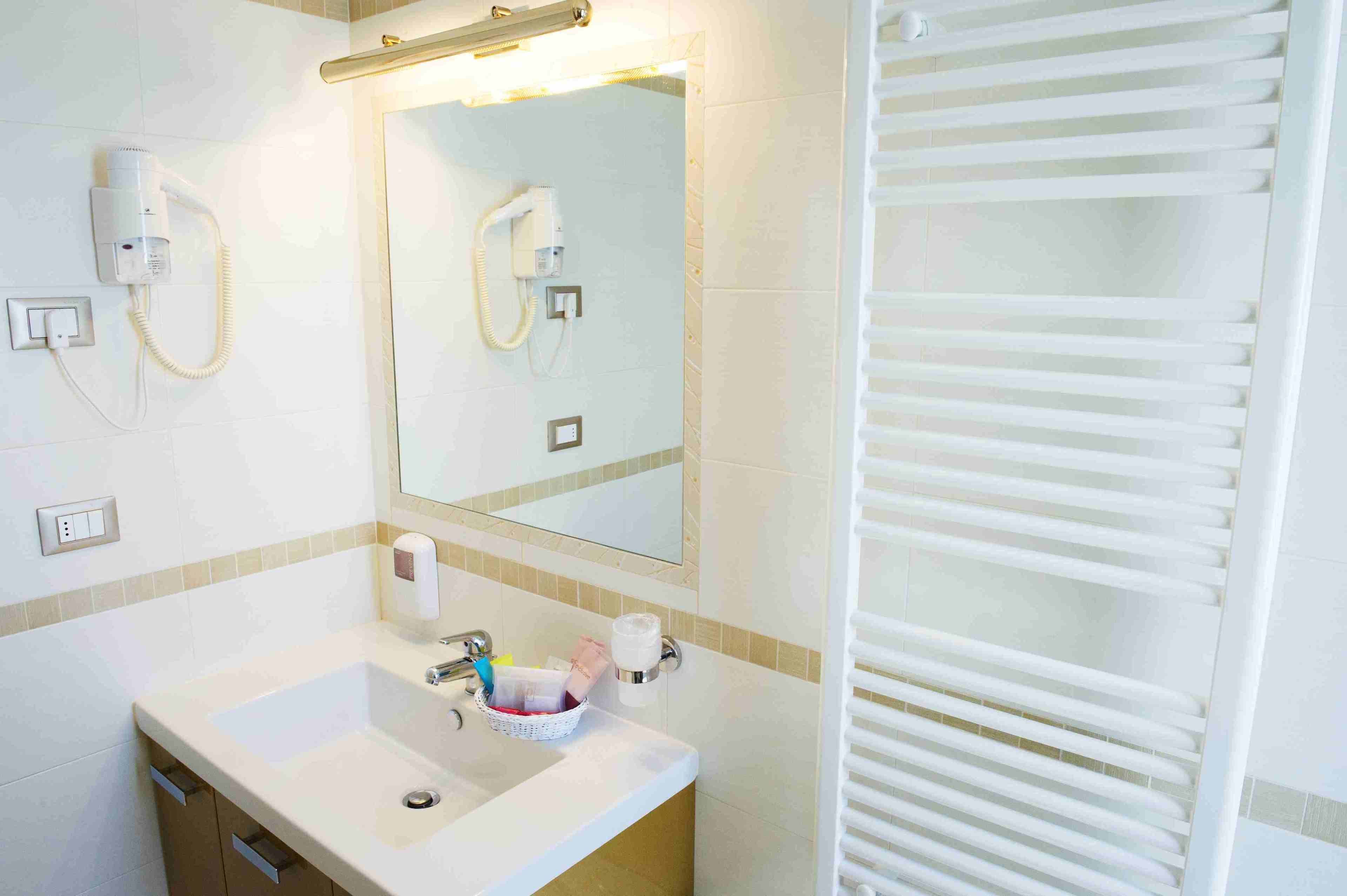 shower, rainfall showerhead, free toiletries, hair dryer