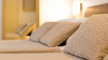 Literie hypoallergénique, minibar, coffres-forts dans les chambres