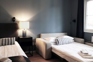 Family Room (2 adults + 2 children) | Desk, cribs/infant beds, free WiFi, bed sheets - Hotell Miskarp (Mjolby)