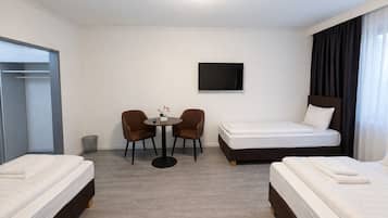 Phòng 3 | Bộ đồ giường cao cấp, nệm có lớp đệm bông, két bảo mật tại phòng