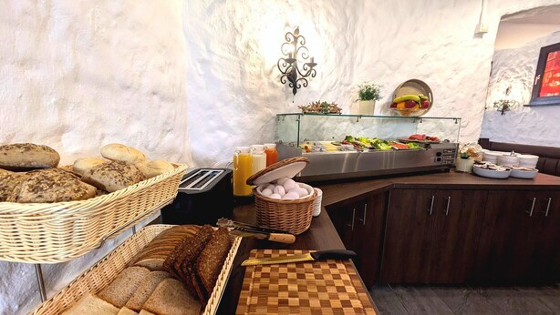 A breakfast buffet with bread, eggs, and fruit. - Hotel Hansahof Bremen (Bremen)