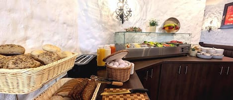 Daily cooked-to-order breakfast (EUR 5 per person)