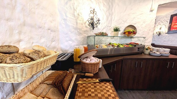 Daily cooked-to-order breakfast (EUR 5 per person) - Hotel Hansahof Bremen (Bremen)