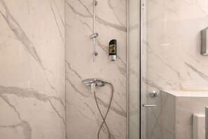 Triple Room | Bathroom - Hotel Hansahof Bremen (Bremen)
