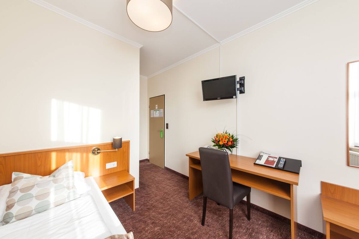 Habitación individual | Ropa de cama de alta calidad y colchones con acolchado adicional