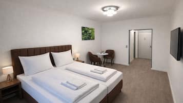 Dobbeltværelse | Premium-sengetøj, senge med topmadrasser, pengeskab på værelset