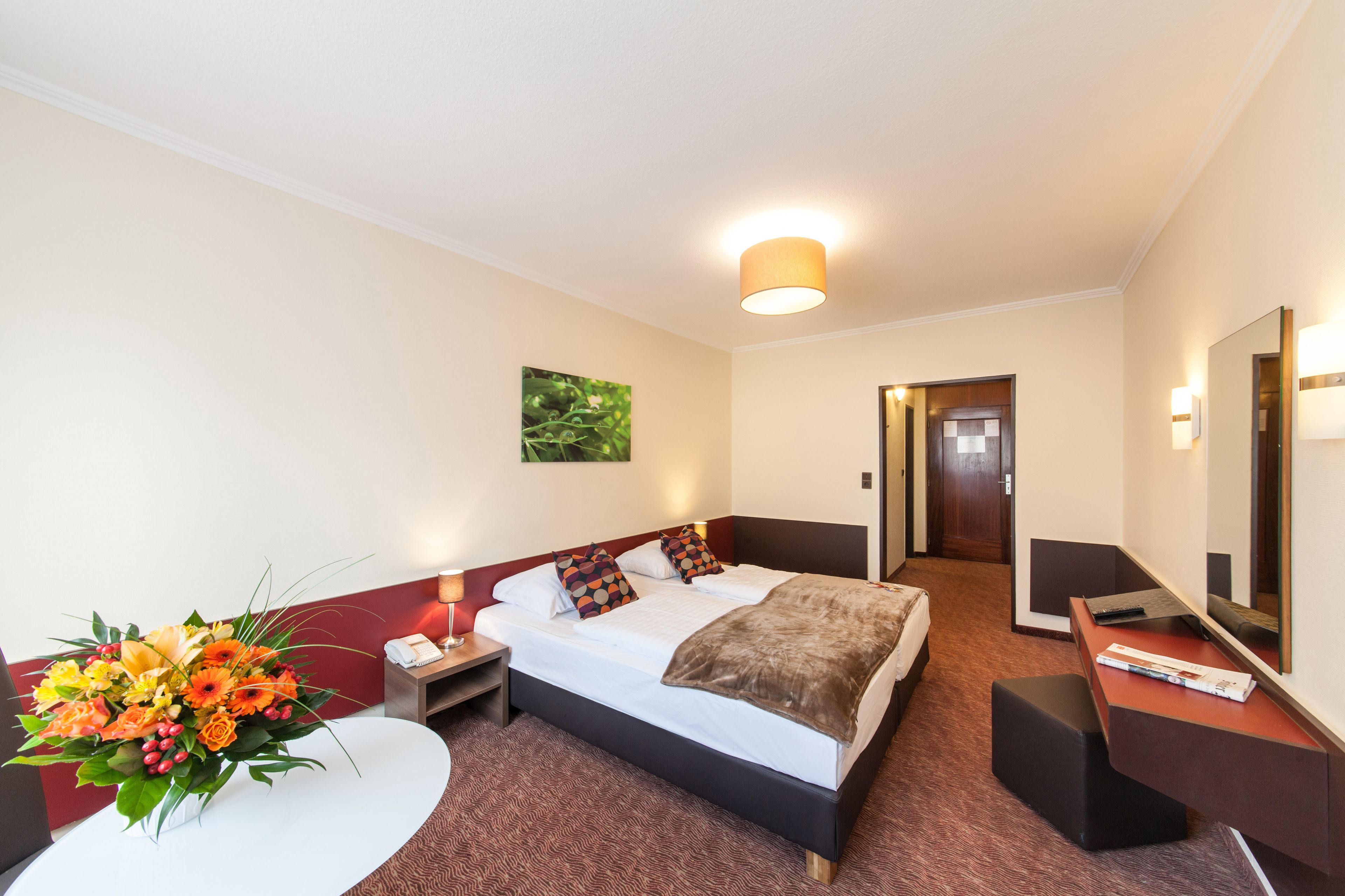 Habitación doble | Ropa de cama de alta calidad y colchones con acolchado adicional