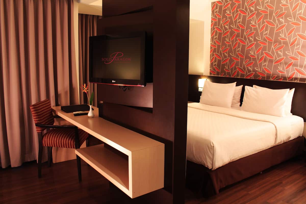 deluxe room | premium bedding, minibar, in-room safe, desk