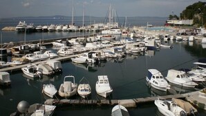 Un port de plaisance où sont amarrés différents types de bateaux, notamment des voiliers et des bateaux à moteur.
