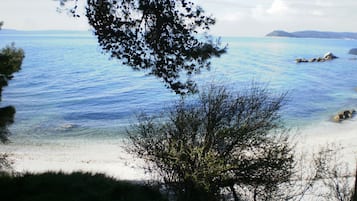 In Strandnähe, weißer Sandstrand